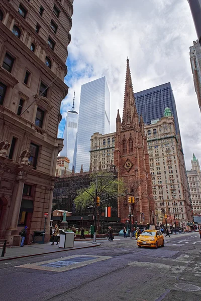 Trinity Church at the intersection of Wall street and Broadway — Stock Photo, Image