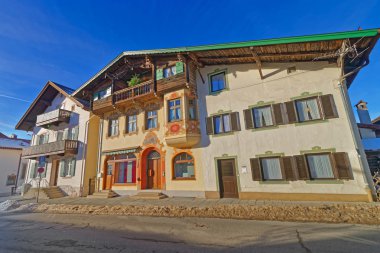 küçük bir Bavyera kasabasında evlerin cephe resimleri, Garmisch-Partenkirchen