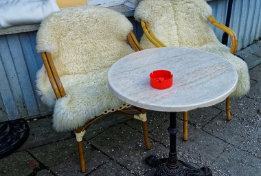 Hasır sandalye ile koyun derisi kaplı Çift