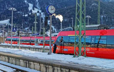 Tren sürücüsü Garmisch-Partenkirchen Tren istasyonunda kalkış bekliyor