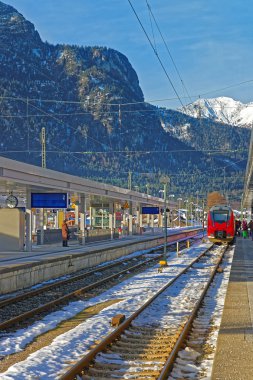 Garmisch-Partenkirchen'deki tren istasyonu görünümünü