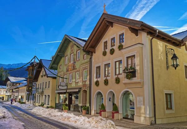 Чарівними будинками в баварському селі Гарміш-Партенкірхен — стокове фото