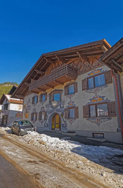 Außenansicht des bezaubernden Hauses in Garmisch-Partenkirchen — Stockfoto