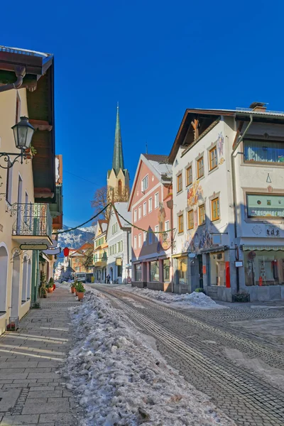 Casas amorosamente pintadas e igreja Maria-Himmelfahrt em Garmisch — Fotografia de Stock