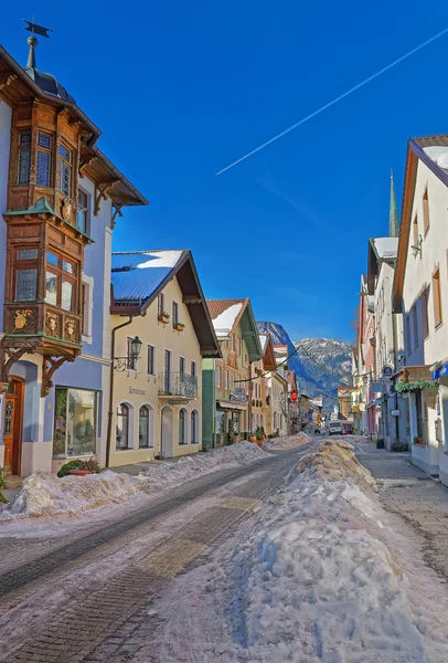 A Garmisch-Partenkirchen-ben, kellemesen festett házakkal rendelkező utca megtekintése — Stock Fotó