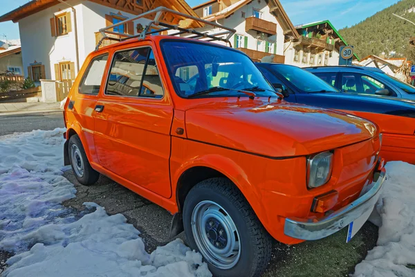 Brillante coche rojo estacionado en la calle de un encantador Garmisch-Partenkirchen —  Fotos de Stock