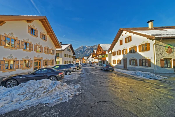 Lenyűgöző homlokzatok a házak, a Garmisch-Partenkirchen havas utca — Stock Fotó