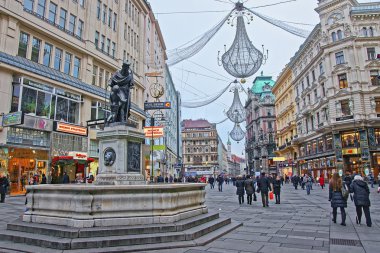 Kutsal Trinity sütun ve Graben Caddesi ile Avusturya'da Viyana 
