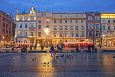 Polonya Krakow Eski Şehir Ana Pazar Meydanı'nda Turistler