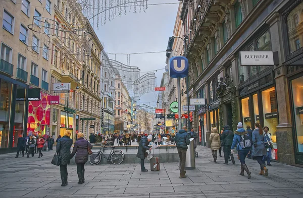 Karntner straat in het centrum van Wenen in Oostenrijk met kerst — Stockfoto