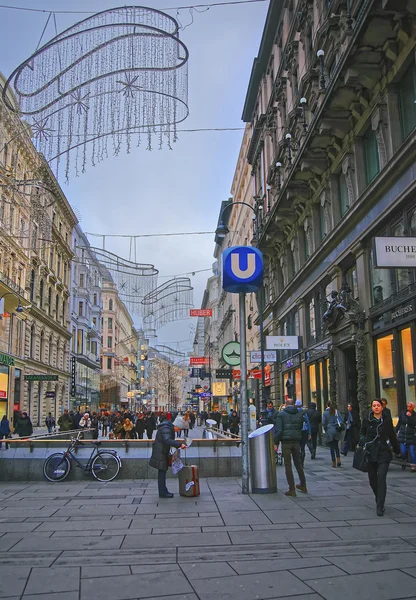 Calle Karntner en Viena en Austria con decoración navideña — Foto de Stock