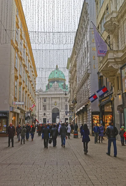 Ulice Kohlmarkt s Hofburgu komplexu v centru Vídně v Rakousku — Stock fotografie
