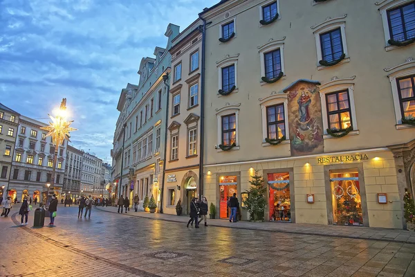Главная рыночная площадь Старого города в Кракове в Польше на Рождество — стоковое фото