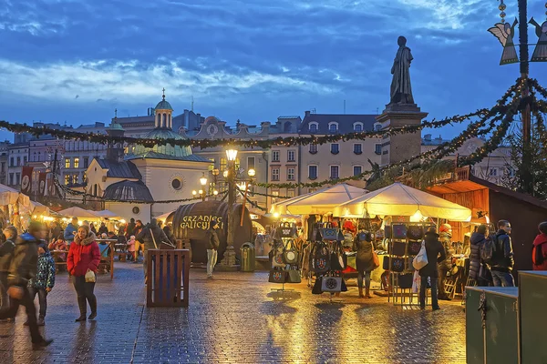 Mercado de rua tradicional perto da Igreja de St Wojciech e Estátua — Fotografia de Stock