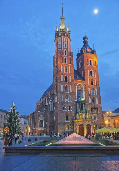 クラクフの旧市街の中央市場広場の聖メアリー大聖堂 — ストック写真