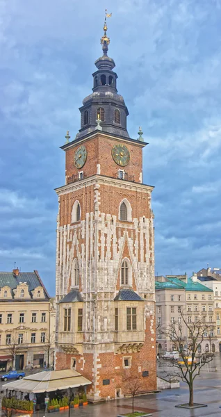 Torre da Câmara Municipal na Praça do Mercado Principal da Cidade Velha em Cracóvia — Fotografia de Stock