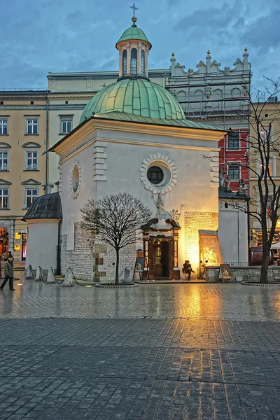 Kościół St Wojciech w rynku głównego na starym mieście — Zdjęcie stockowe