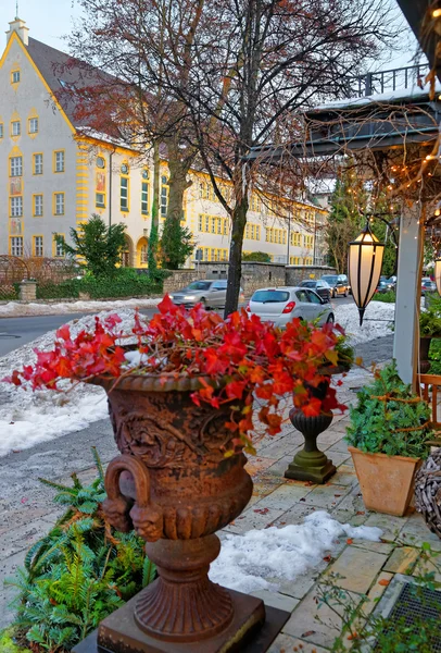 Decorazione natalizia fuori dall'edificio a Garmisch-Partenkirchen — Foto Stock