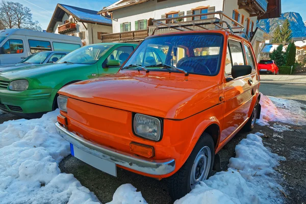 Raw de coches brillantes de colores brillantes estacionados en la calle de Garmisch-Partenkirchen —  Fotos de Stock