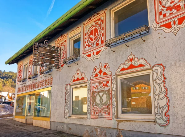 Pohled krásné vzory na fasádě domu v Garmisch-Partenkirchen — Stock fotografie