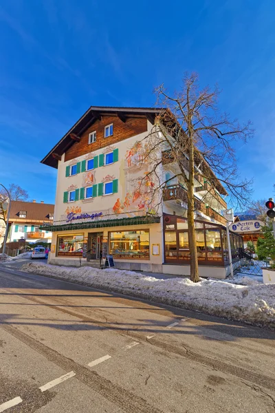 Nézd, a ház Garmisch-Partenkirchen világos zöld redőnyök — Stock Fotó