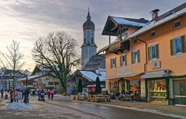 Garmisch-Partenkirchen kaldırım kafe de kış akşam zevk insanlar