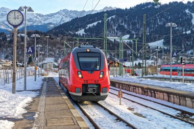 Train arriving at Garmisch-Partenkirchen railway station 