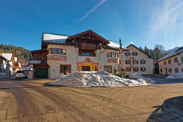 Charmante bayerische Kleinstadt mit liebevoll bemalten Häusern — Stockfoto