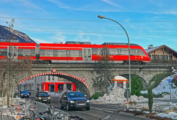 Hochgeschwindigkeitszug überquert Brücke in Garmisch-Partenkirchen — Stockfoto