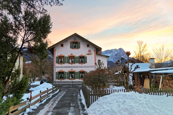 Edificio residencial en Garmisch-Partenkirchen sobre un fondo de atardecer — Foto de Stock