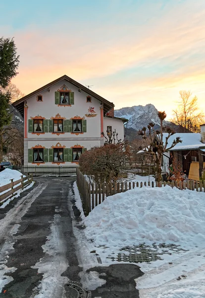 Steinhaus in Garmisch-Partenkirchen auf multikulturellem Hintergrund — Stockfoto