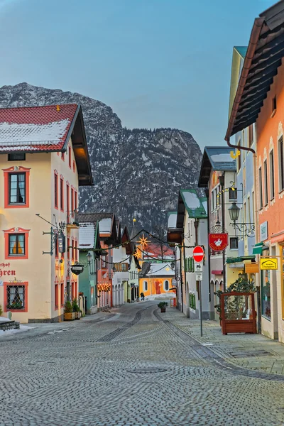 Gatan i Garmisch-Partenkirchen med Juldekoration — Stockfoto