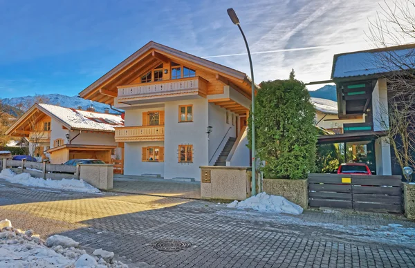 Calle con casas residenciales en Garmisch-Partenkirchen — Foto de Stock