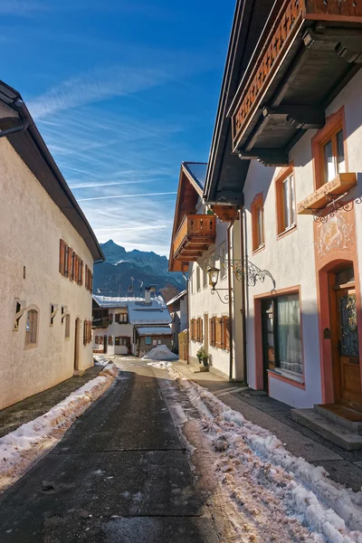 Sunlit narrow street in Garmisch-Partenkirchen — Stock Fotó