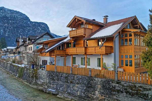 Chalet típico de madera en Garmisch-Partenkirchen —  Fotos de Stock