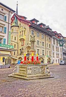 Lucerne 'de güzel dekore edilmiş Ortaçağ Çeşmesi