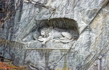 Ölmek üzere olan aslan anıt