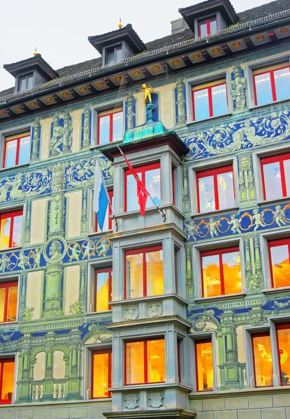 Exterior do edifício com uma figura de um menino arco dourado em Lucerna — Fotografia de Stock