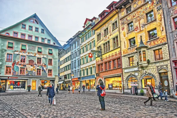 Edifícios históricos com afrescos na pitoresca praça Muhlenplatz — Fotografia de Stock