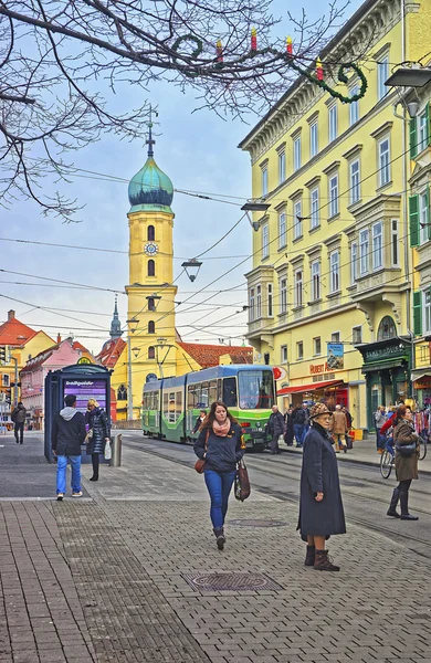 Avusturya'da Fransisken Kilisesi ve Graz'da tramvaysokak manzarası — Stok fotoğraf