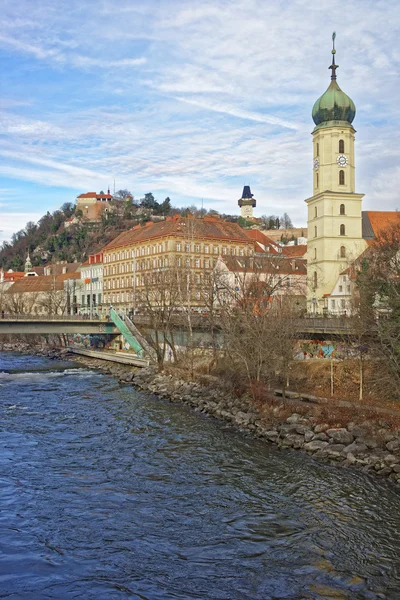 Vue sur la rivière à l'église franciscaine et Tour de l'Horloge du Château — Photo