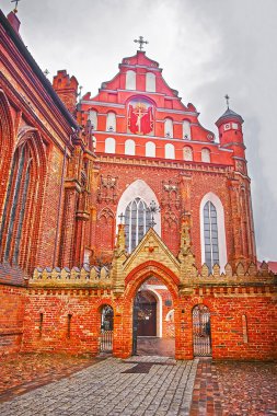 Vilnius'taki Aziz Anna Kilisesi ve Bernardine Kilisesi'ne giriş