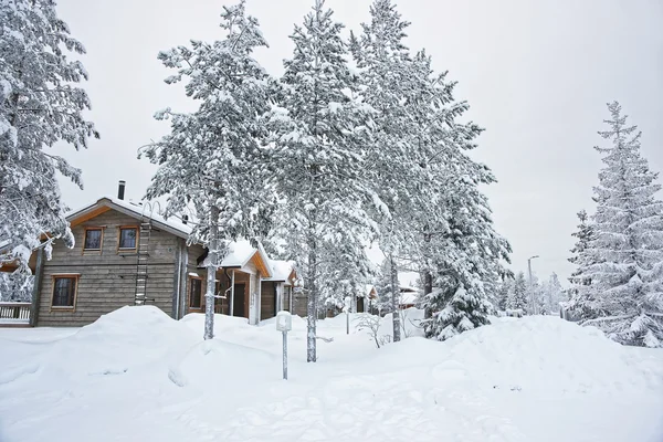 Cabañas cubiertas de nieve en Ruka en Finlandia en el círculo polar ártico — Foto de Stock