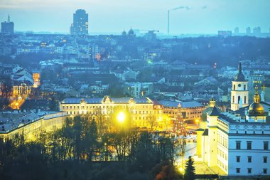 Vilnius bir Noel ağacı ile katedral meydanının panoramik görünümü