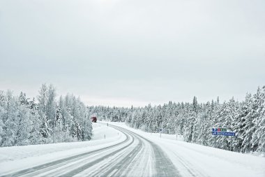 Karla kaplı Road to Kuolio Finlandiya'daki Arctic üzerinde kamyon 