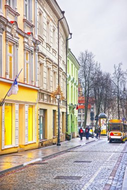 Vilnius Eski Şehir Pilies Caddesi'nde Küçük Turist Otobüsü