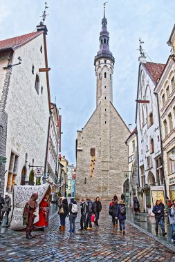 Tallinn Eski şehir Town Hall arkasına Sokak görünümü 