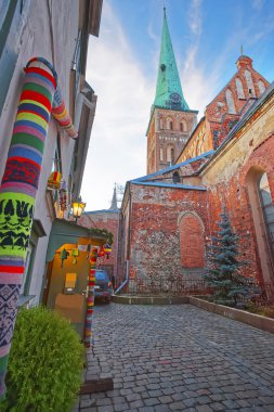 Letonya Riga Eski şehir St James Katedrali yakınındaki Sokak görünümü