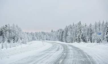 Finlandiya'da kutup kutup çember üzerindeki Ruka rüzgarlı road