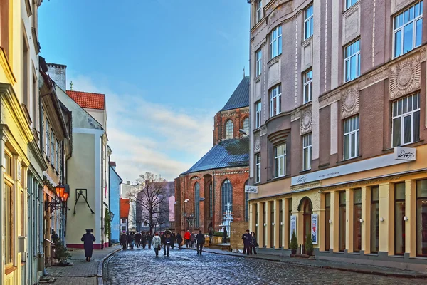 Vista de la calle a la iglesia de San Pedro en la ciudad vieja de Riga en Letonia — Foto de Stock